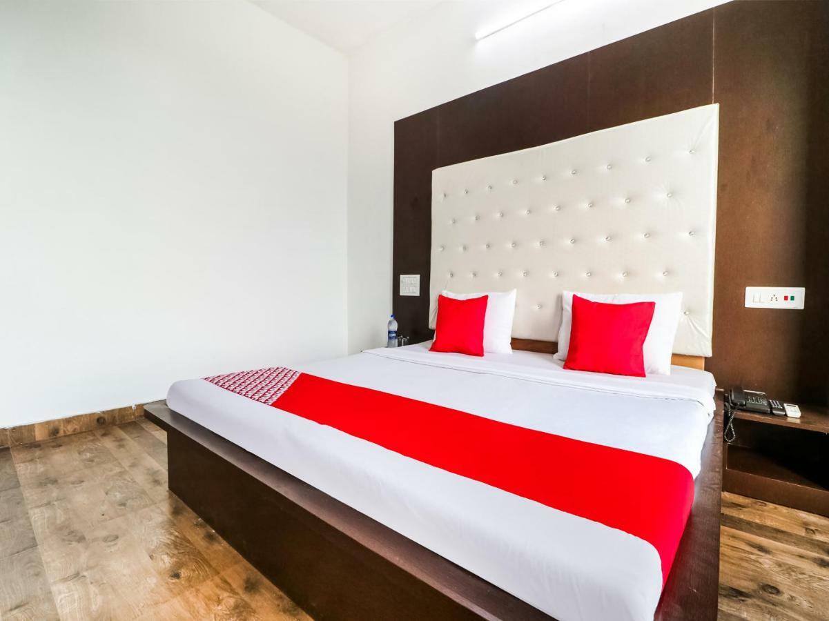 Oyo 47630 Grand Villa Moga 外观 照片