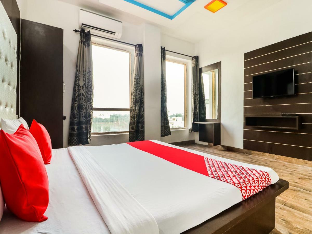 Oyo 47630 Grand Villa Moga 外观 照片