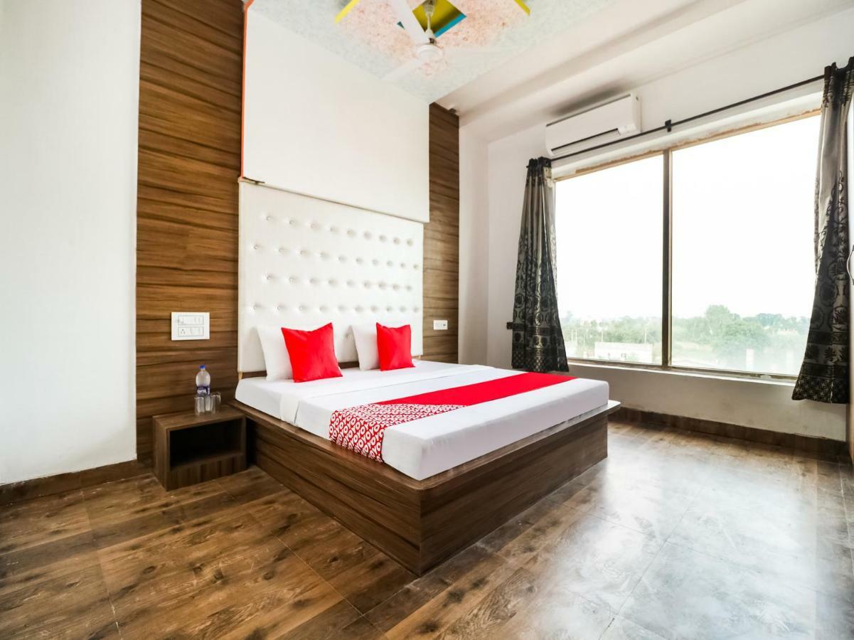 Oyo 47630 Grand Villa Moga 外观 照片