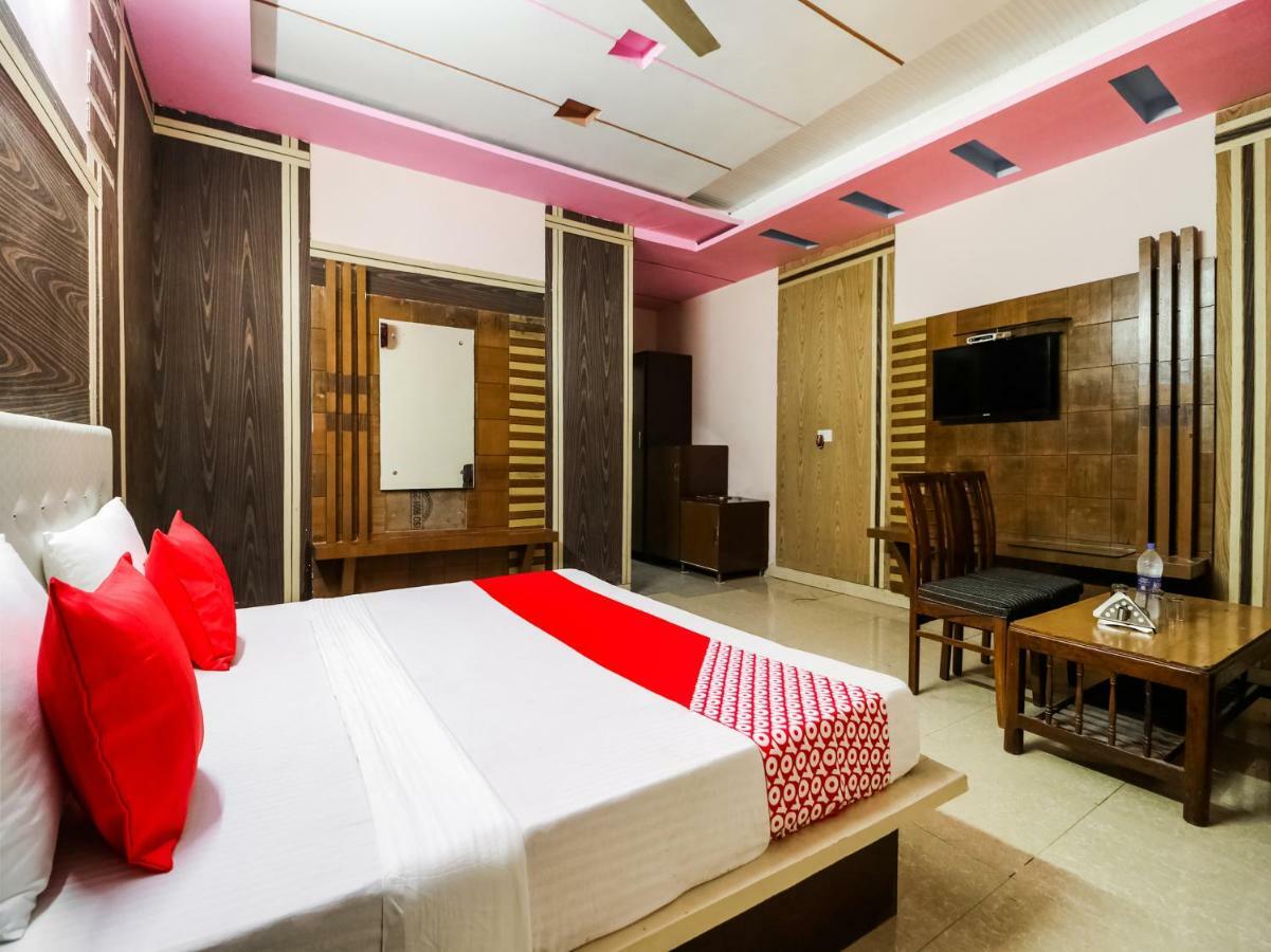 Oyo 47630 Grand Villa Moga 外观 照片