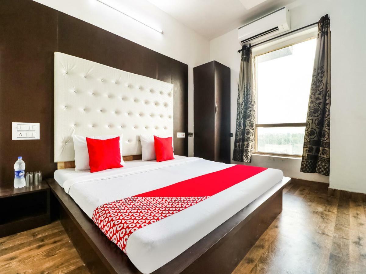 Oyo 47630 Grand Villa Moga 外观 照片